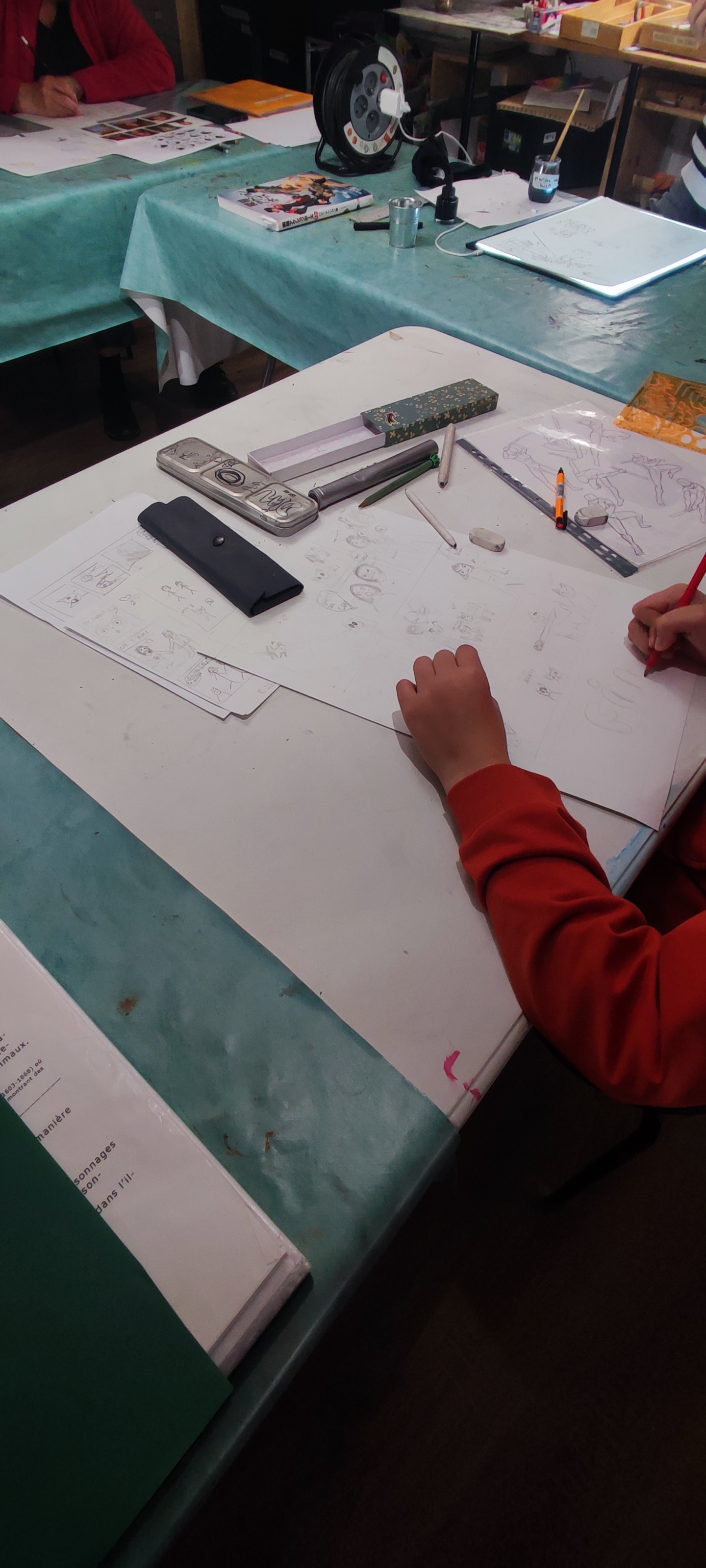 Atelier dessin — mains d'un enfant sur son dessin