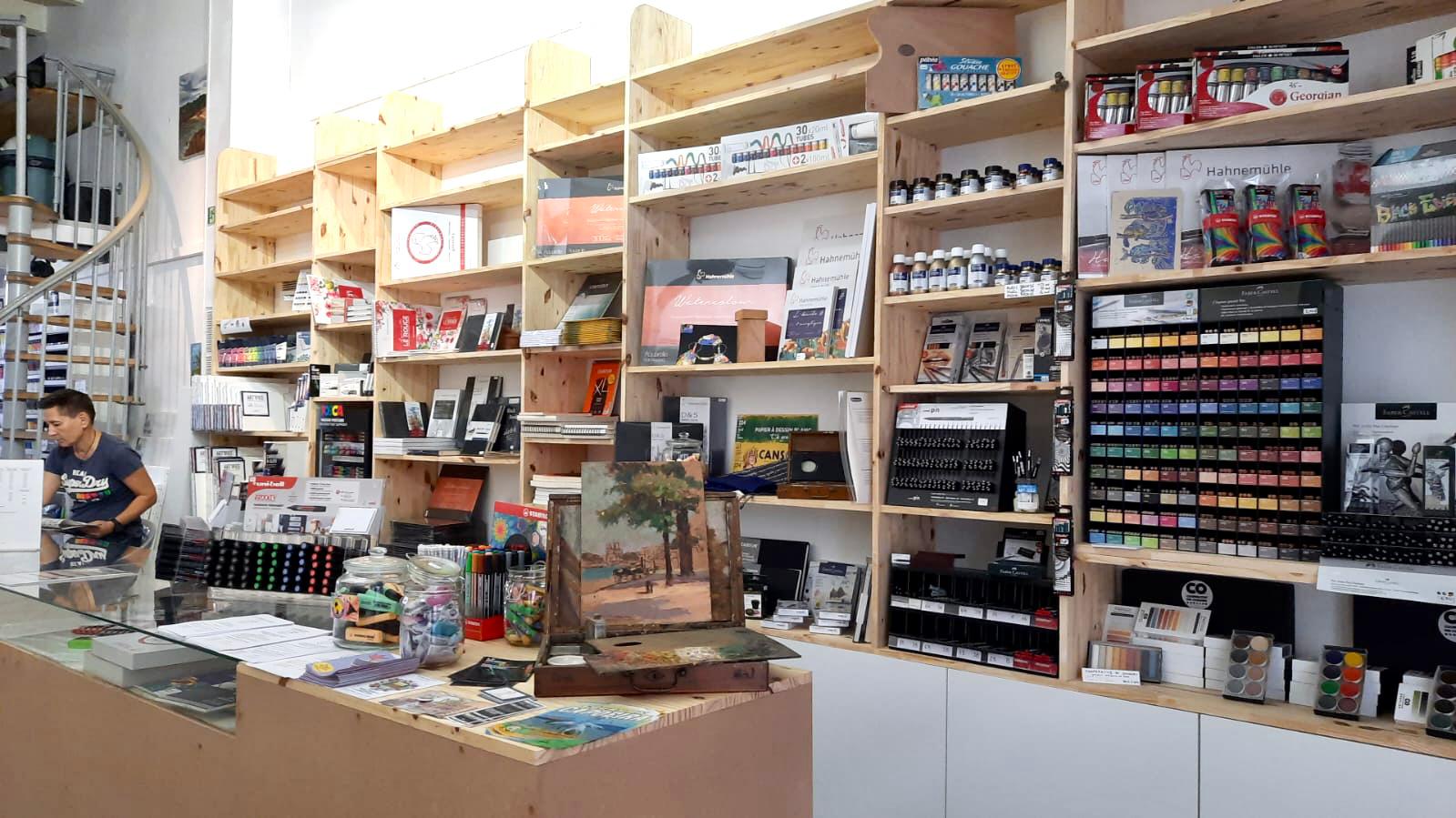 Intérieur boutique La Girelle-Paon — rayons fournitures beaux-arts